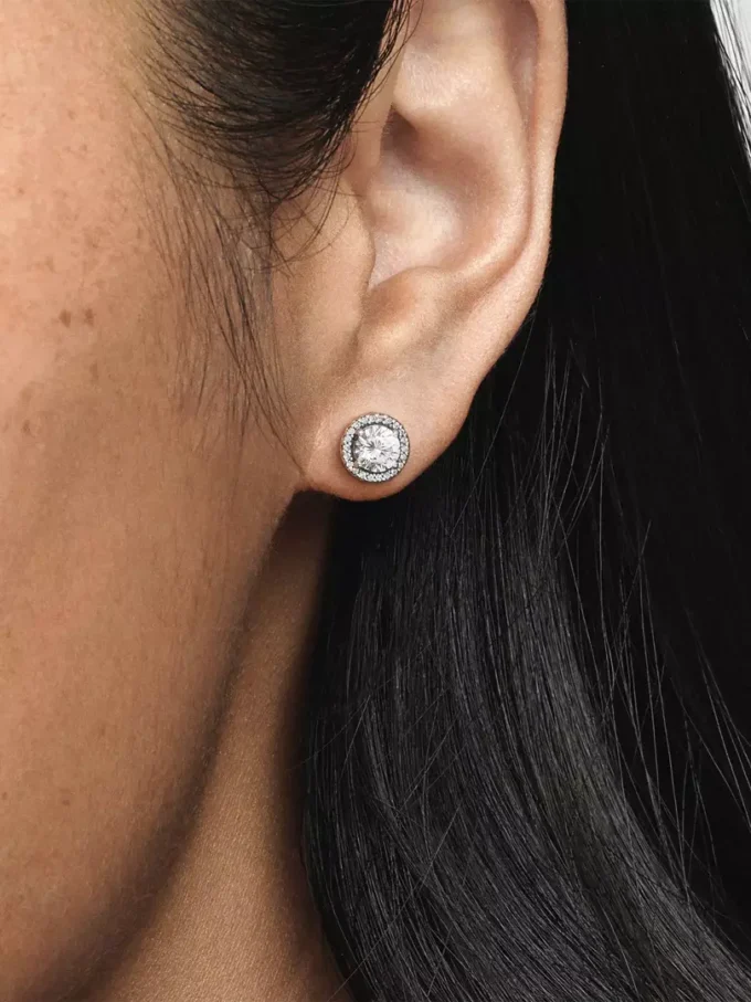Runde funkelnde Ohrringe aus Sterlingsilber Runde funkelnde Ohrringe aus Sterlingsilber