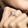 Runder funkelnder Ring aus Sterlingsilber Runder funkelnder Ring aus Sterlingsilber