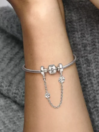 Safety Chain mit Gänseblümchen-Charm aus Sterlingsilber Safety Chain mit Gänseblümchen-Charm aus Sterlingsilber