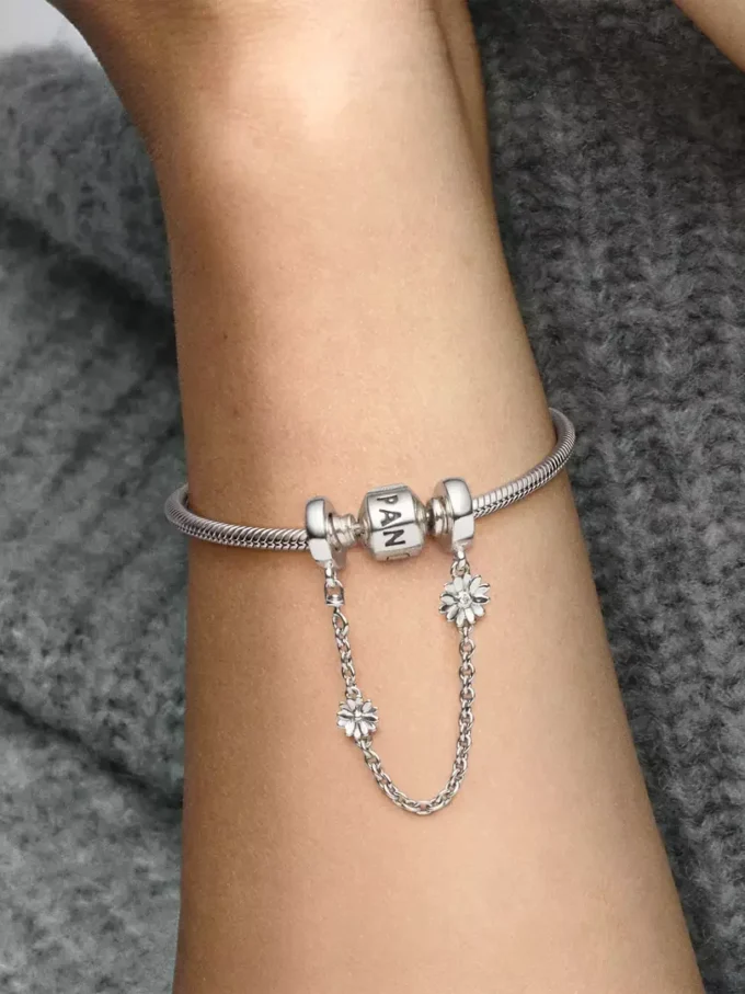 Safety Chain mit Gänseblümchen-Charm aus Sterlingsilber Safety Chain mit Gänseblümchen-Charm aus Sterlingsilber