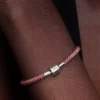 Schimmerndes rosa Kordelarmband aus Sterlingsilber Schimmerndes rosa Kordelarmband aus Sterlingsilber