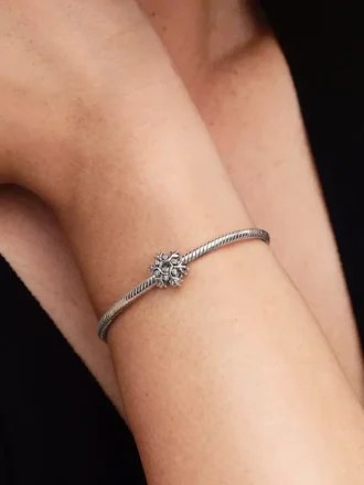 Schneeflocken-Charm aus Sterlingsilber Schneeflocken-Charm aus Sterlingsilber
