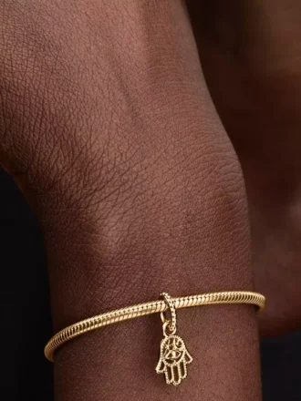 Schützender Hamsa-Hand-Dangle Charm, 14-karätig vergoldet Schützender Hamsa-Hand-Dangle Charm, 14-karätig vergoldet