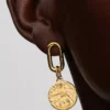 Schwalben-Medaillon-Charm, 14 Karat vergoldet Schwalben-Medaillon-Charm, 14 Karat vergoldet