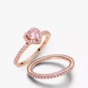 Set aus zwei rosa funkelnden, erhöhten Herzringen Set aus zwei rosa funkelnden, erhöhten Herzringen