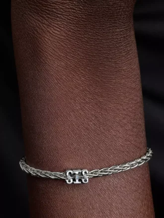 „Sis“-Charm aus Sterlingsilber