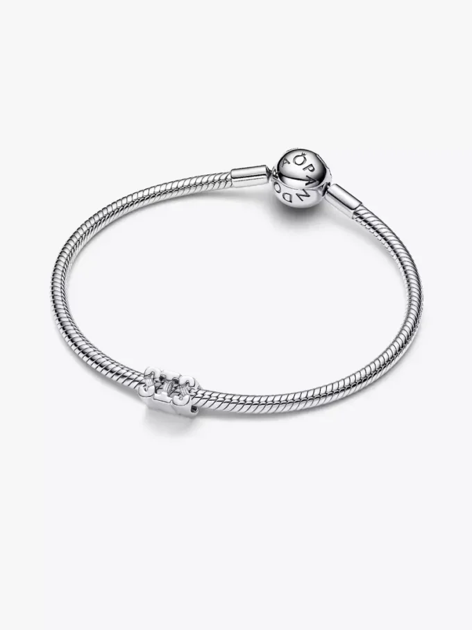 „Sis“-Charm aus Sterlingsilber „Sis“-Charm aus Sterlingsilber