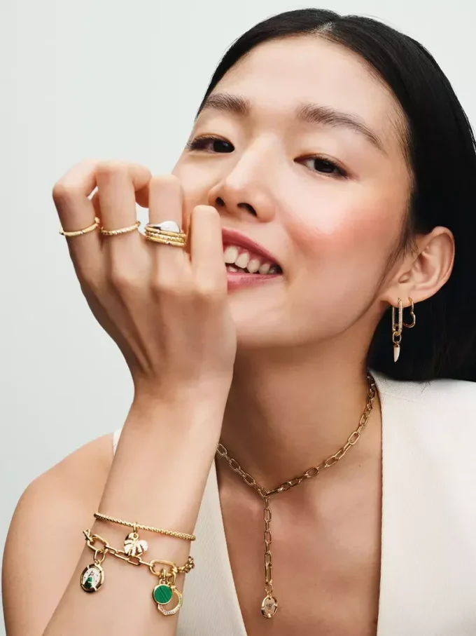 Asymmetrische Herz-Ohrringe, 14 Karat vergoldet Asymmetrische Herz-Ohrringe, 14 Karat vergoldet