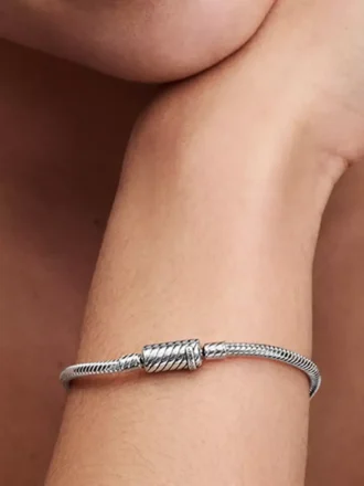 Snake Chain-Armband aus Sterlingsilber mit leicht zu schließendem Magnetverschluss Snake Chain-Armband aus Sterlingsilber mit leicht zu schließendem Magnetverschluss