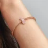 Spacer Charm mit rosa Gänseblümchen-Zwischenstück, 14 Karat Roségold-Beschichtung Spacer Charm mit rosa Gänseblümchen-Zwischenstück, 14 Karat Roségold-Beschichtung