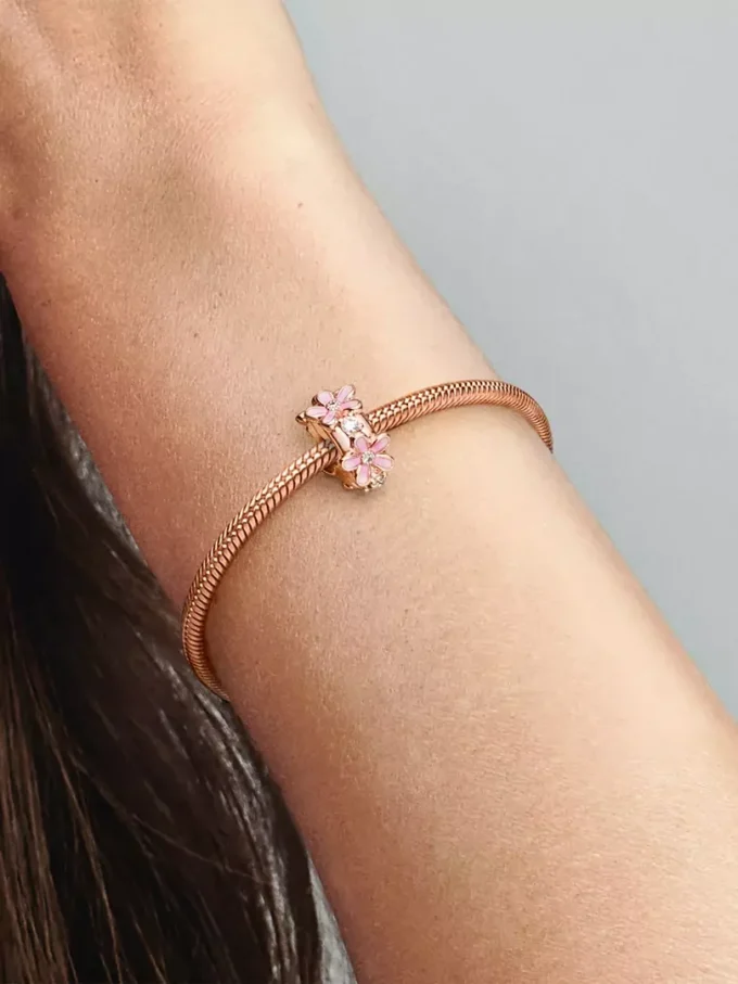 Spacer Charm mit rosa Gänseblümchen-Zwischenstück, 14 Karat Roségold-Beschichtung Spacer Charm mit rosa Gänseblümchen-Zwischenstück, 14 Karat Roségold-Beschichtung
