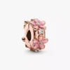 Spacer Charm mit rosa Gänseblümchen-Zwischenstück, 14 Karat Roségold-Beschichtung Spacer Charm mit rosa Gänseblümchen-Zwischenstück, 14 Karat Roségold-Beschichtung