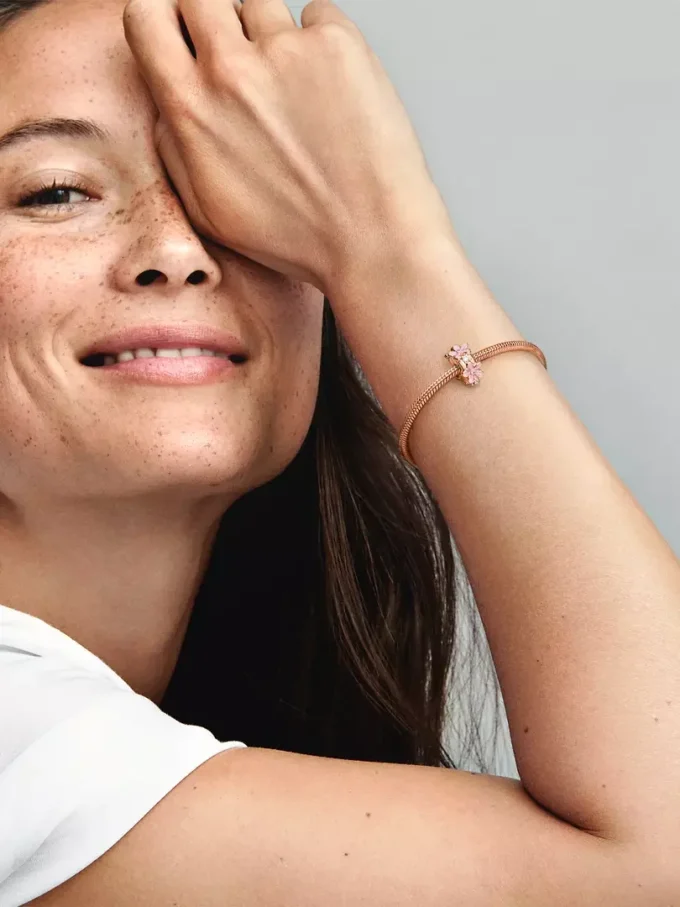 Spacer Charm mit rosa Gänseblümchen-Zwischenstück, 14 Karat Roségold-Beschichtung Spacer Charm mit rosa Gänseblümchen-Zwischenstück, 14 Karat Roségold-Beschichtung