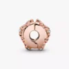 Spacer Charm mit rosa Gänseblümchen-Zwischenstück, 14 Karat Roségold-Beschichtung Spacer Charm mit rosa Gänseblümchen-Zwischenstück, 14 Karat Roségold-Beschichtung
