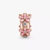 Spacer Charm mit rosa Gänseblümchen-Zwischenstück, 14 Karat Roségold-Beschichtung Spacer Charm mit rosa Gänseblümchen-Zwischenstück, 14 Karat Roségold-Beschichtung