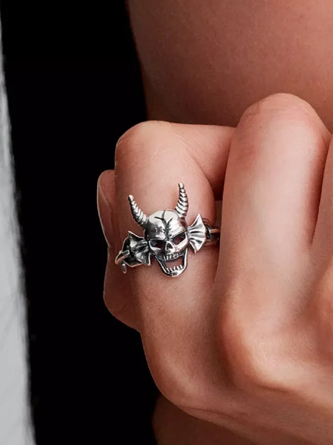 Stranger Things Hellfire Club Ring aus Sterlingsilber Stranger Things Hellfire Club Ring aus Sterlingsilber