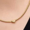 Strukturierter Yin-und-Yang-Mini-Charm, 14-karätig vergoldet