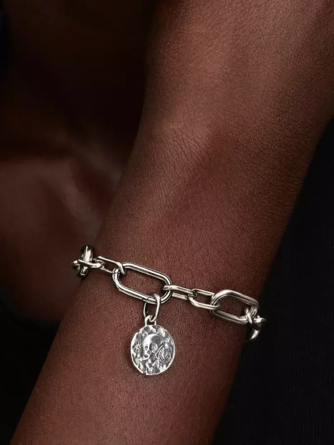 Totenkopf-Medaillon-Charm aus Sterlingsilber