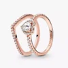 Verspieltes „Love Elevated Heart Wishbone Ring“-Sets, 2er-Set Verspieltes „Love Elevated Heart Wishbone Ring“-Sets, 2er-Set