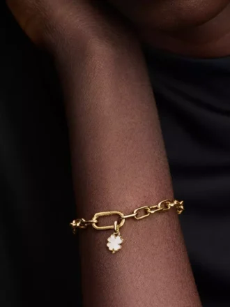 Weißer Glücksklee-Dangle Charm, 14-karätig vergoldet