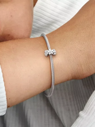 Weißer Gänseblümchen-Spacer Charm aus Sterlingsilber