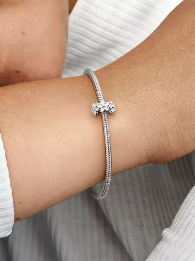 Weißer Gänseblümchen-Spacer Charm aus Sterlingsilber Weißer Gänseblümchen-Spacer Charm aus Sterlingsilber