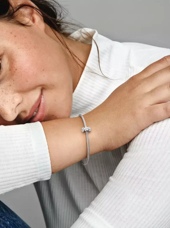 Weißer Gänseblümchen-Spacer Charm aus Sterlingsilber Weißer Gänseblümchen-Spacer Charm aus Sterlingsilber