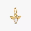 Weißer Mini-Dangle Charm in Bienenform, 14-karätig vergoldet Weißer Mini-Dangle Charm in Bienenform, 14-karätig vergoldet