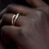 Zweifarbige Ringe mit ineinander verschlungenen Bändern aus Sterlingsilber, 14-karätig vergoldet Zweifarbige Ringe mit ineinander verschlungenen Bändern aus Sterlingsilber, 14-karätig vergoldet