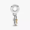 Zweifarbiger „Happy Anniversary“-Dangle Charm aus 14-karätigem Gold und Sterlingsilber Zweifarbiger „Happy Anniversary“-Dangle Charm aus 14-karätigem Gold und Sterlingsilber